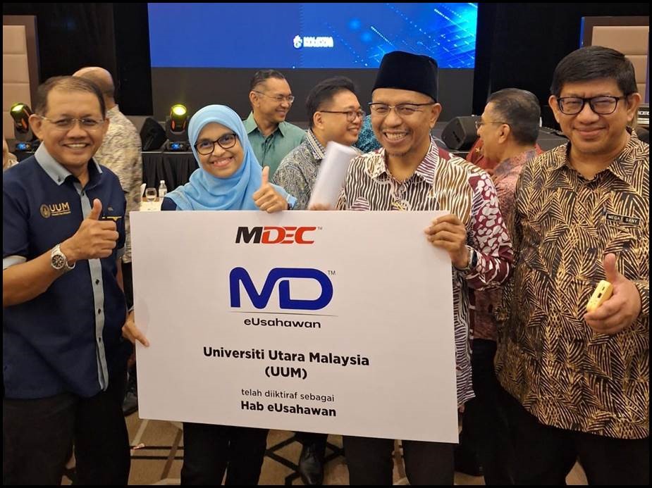 UUM TERIMA ANUGERAH DAN PENGIKTIRAFAN SEBAGAI HAB eUSAHAWAN MDEC 2