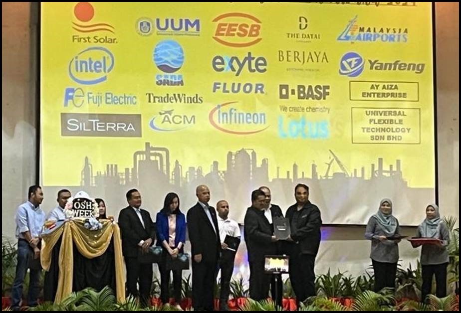 UUM TERIMA SIJIL PENGHARGAAN ANUGERAH KKP PERINGKAT NEGERI KEDAH 1